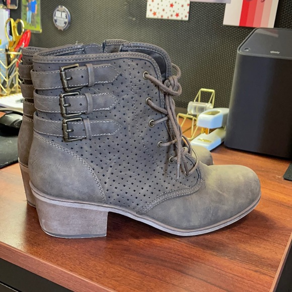 Shoes - Olive Over-Ankle boots